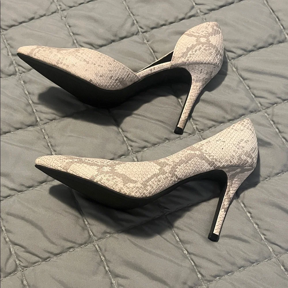 Chic Textured Women's Heels - Picture 4 of 8